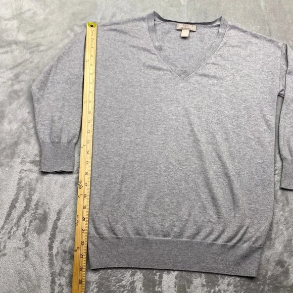 Banana Republic Womens Silk Blend V-Neck Sweater Grey Heather Medium Preppy - Picture 2 of 8